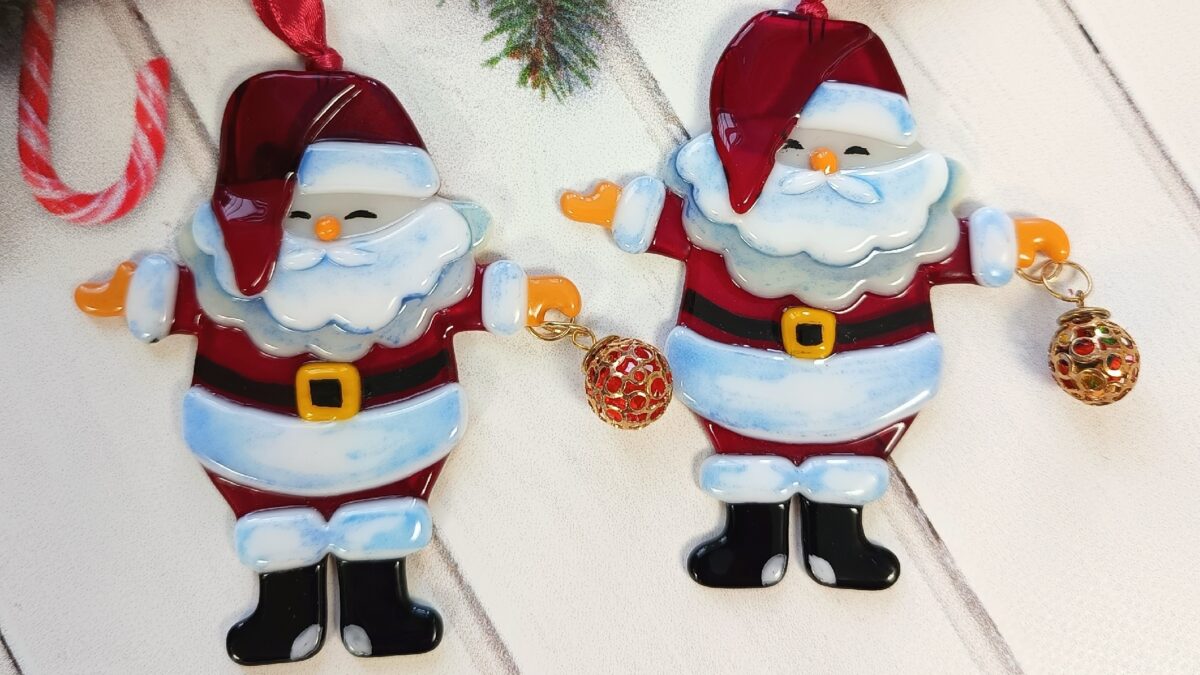 Художник по стеклу из Уфы создаёт ёлочные игрушки