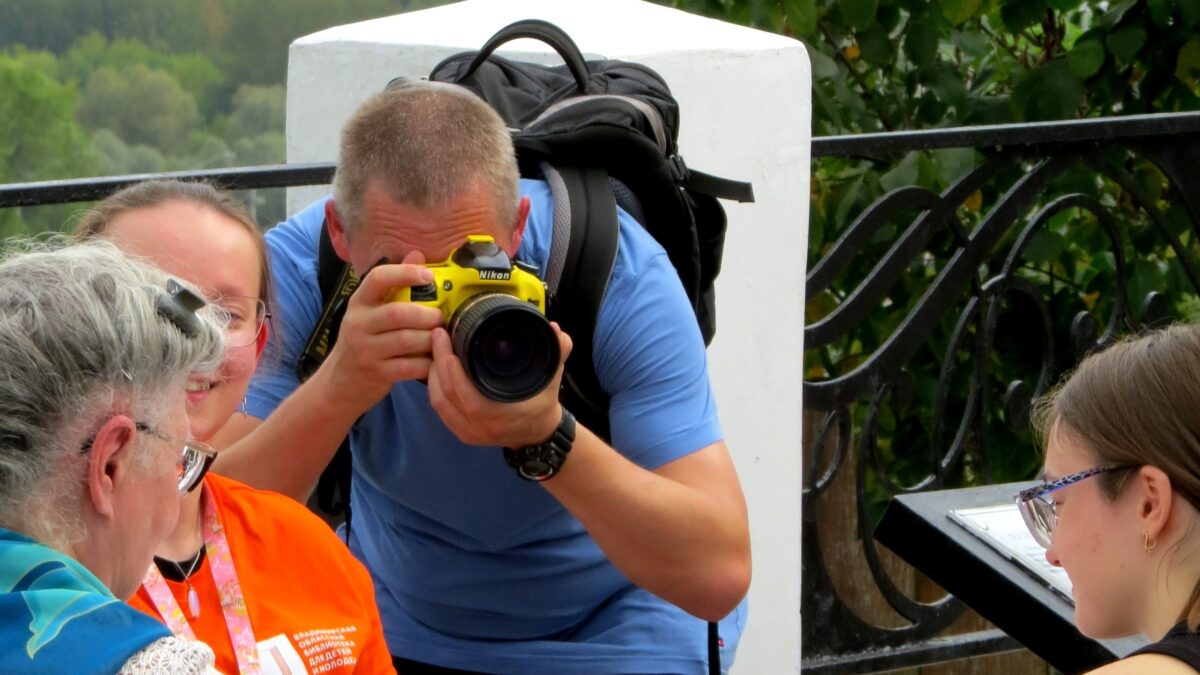 Волонтёр помогает учёным наблюдать за природой