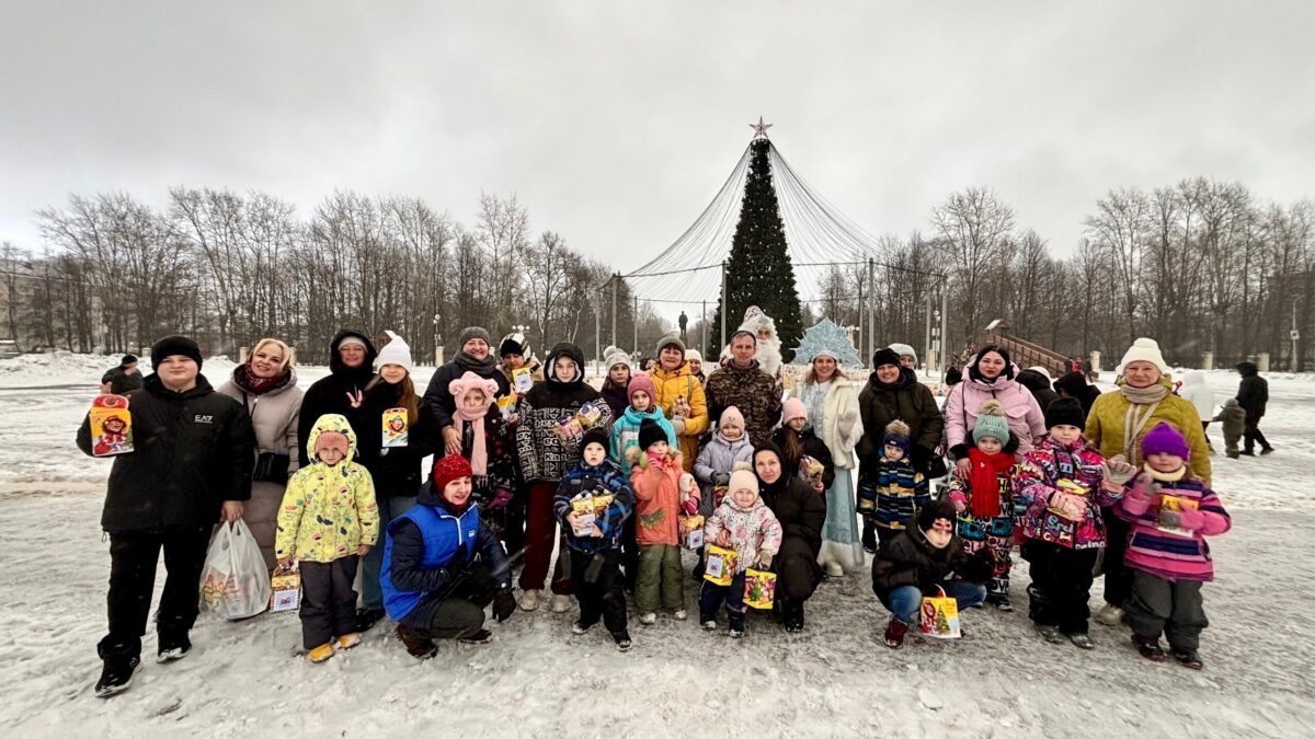 Праздник у ёлки для многодетных семей на площади Металлургов.