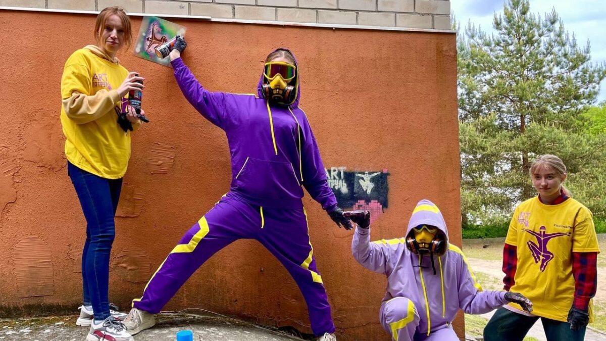 Супергерой Тимэн борется с рекламой наркотиков в городах