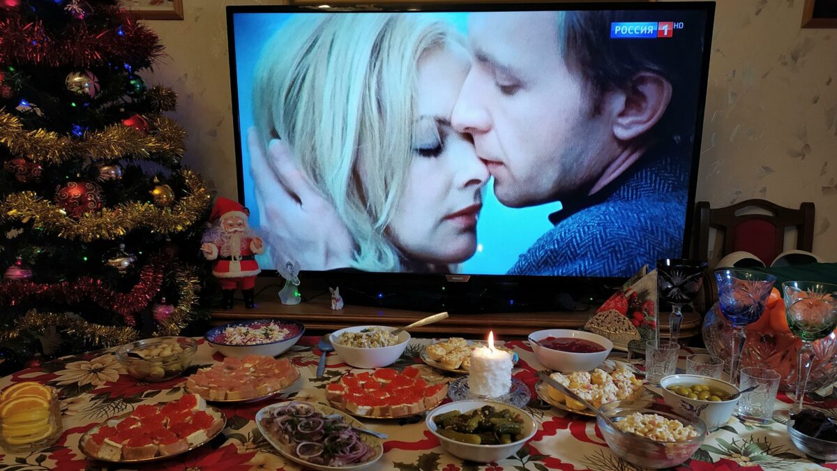 Сколько хранятся салаты? Куда можно отдать то, что не съели? Гайд на январские праздники