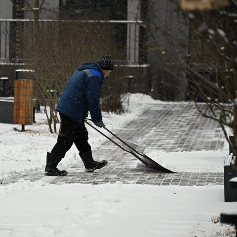 Трогательная история: жители дома отблагодарили дворника