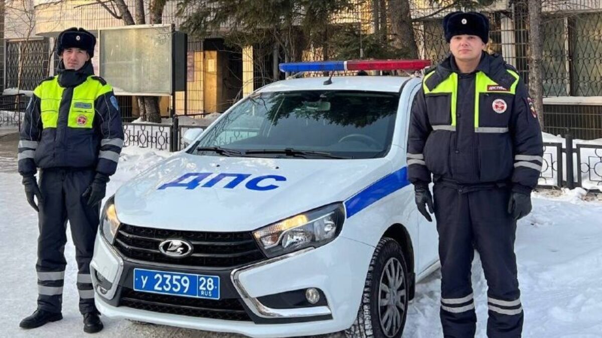 «Ребёнку срочно нужна помощь»: дальневосточные полицейские спасли задыхающуюся девочку