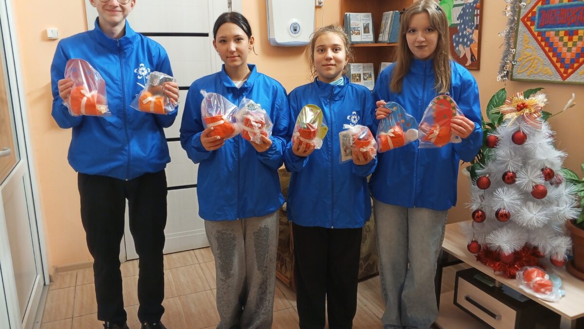 Поздравили пожилых людей с Новым годом