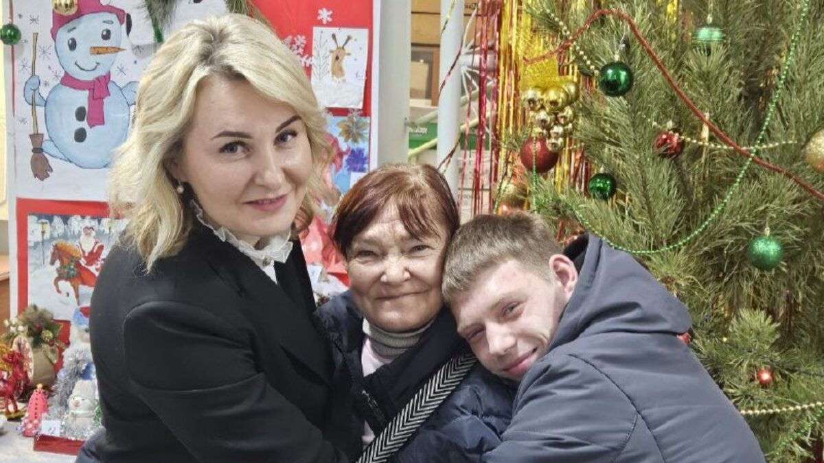 «Встретили праздник вместе»: женщина изменила жизнь, чтобы вернуть сына из детского дома