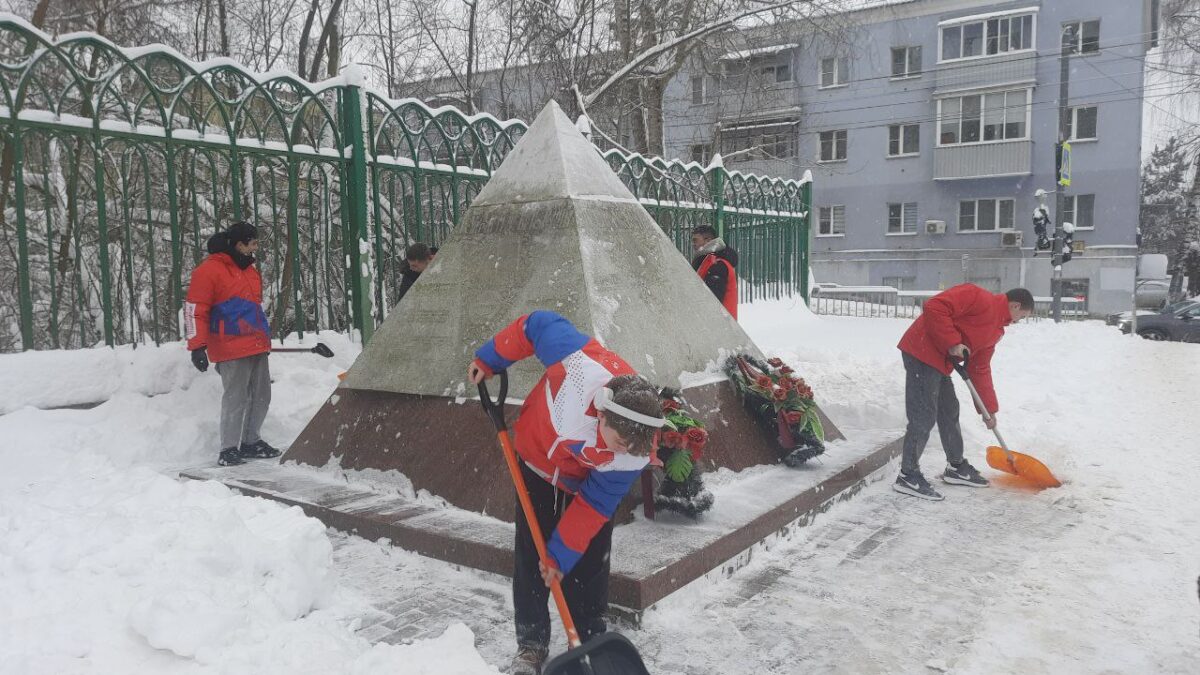 Снежный десант: как студенты и волонтеры вернули достойный вид мемориалу в Дмитрове