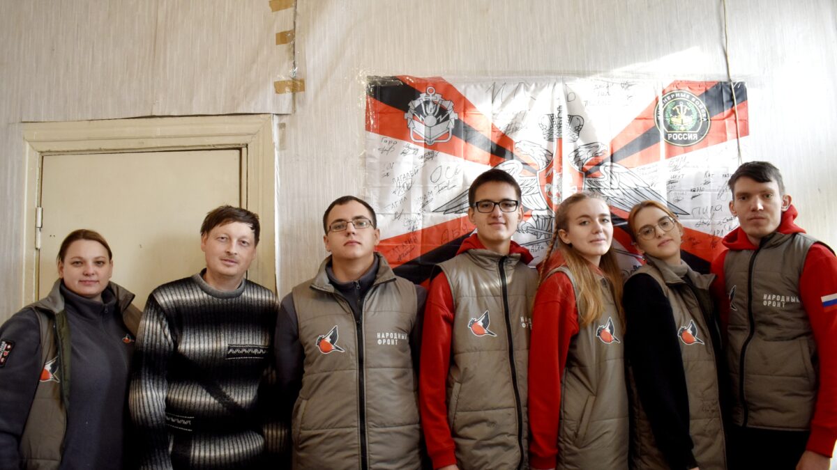 Молодёжка Народного фронта в Омской области и волонтёры отряда «Чистый берег реки» изготовили…