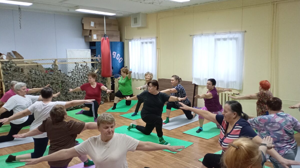 Зарядка с волонтером «серебряного» возраста