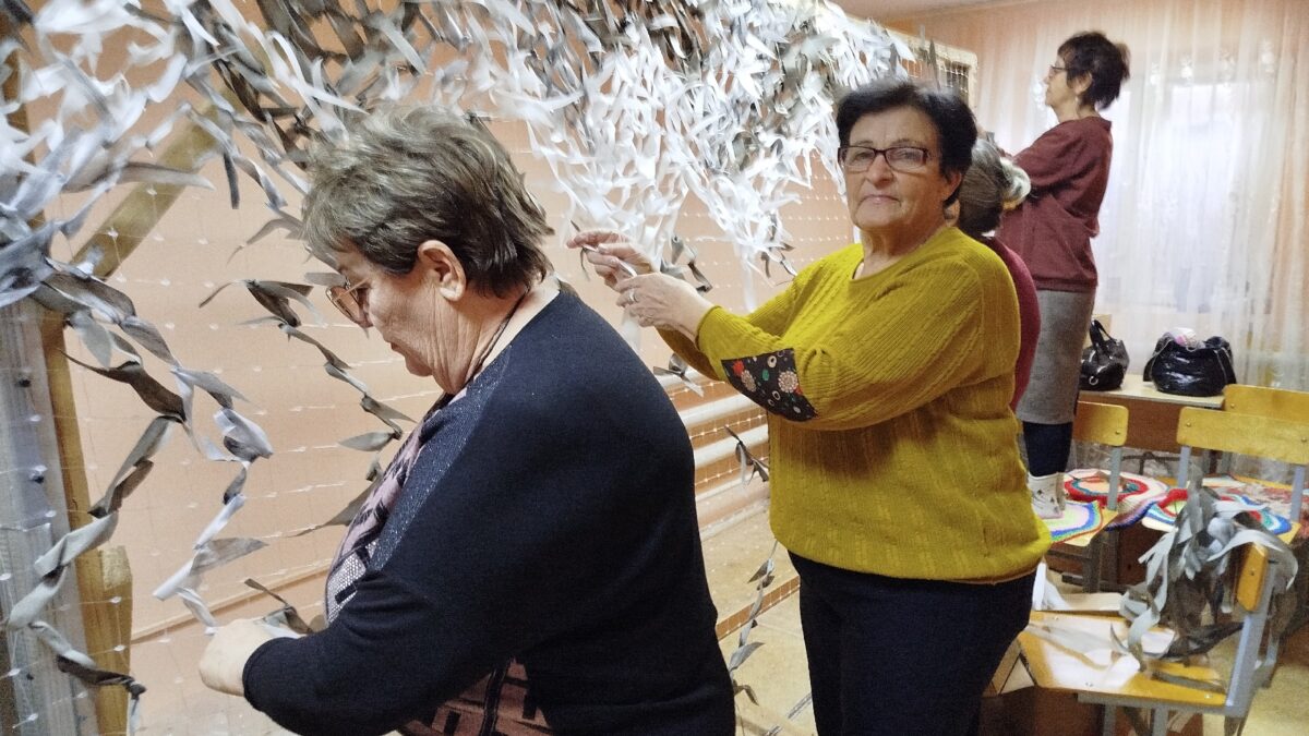 От маскировочных сетей ,до новогодней елки- наша команда волонтеров в действии.