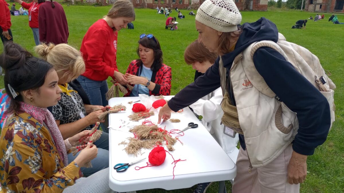 Волонтёры помогли «Дому Мира» провести этномастерские для 600 молодых активистов