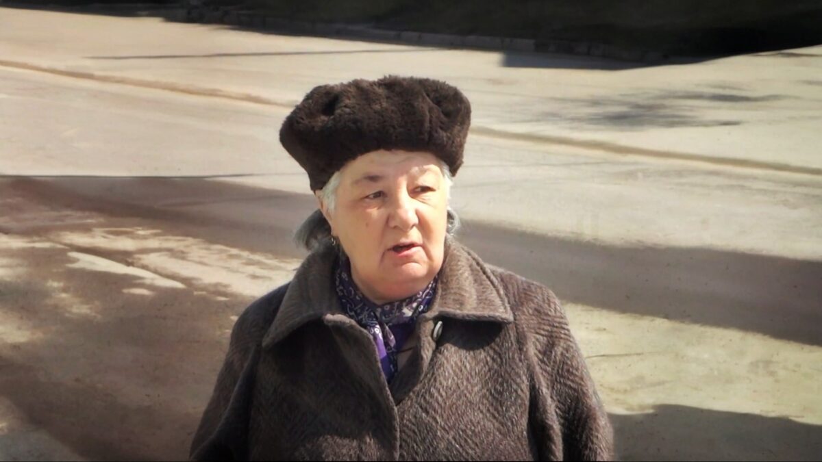 «Стала неофициальным сотрудником ГИБДД»: пенсионерка 25 лет помогает автомобилистам на дорогах