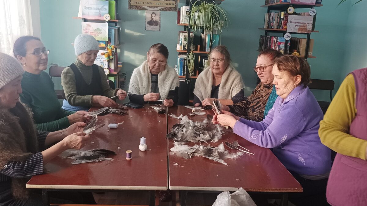 Старшее поколение в Пермском крае сплели кисточки из гусиных перьев