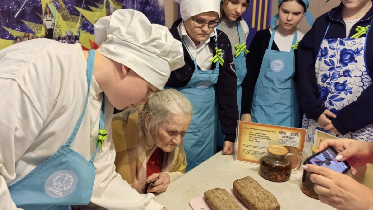 Волонтёры воссоздают блокадный хлеб