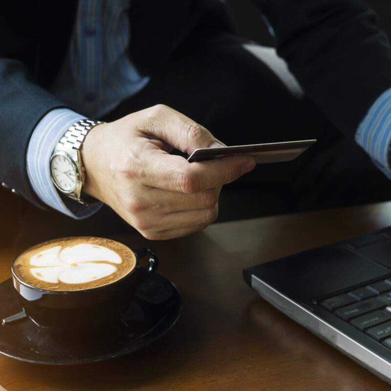 Юрист раскрыл, за что банки блокируют переводы россиян 