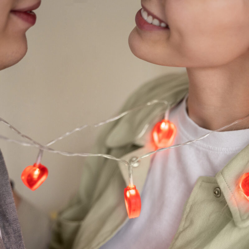 Окситоцин: как «гормон доверия» формирует привязанность и снижает стресс