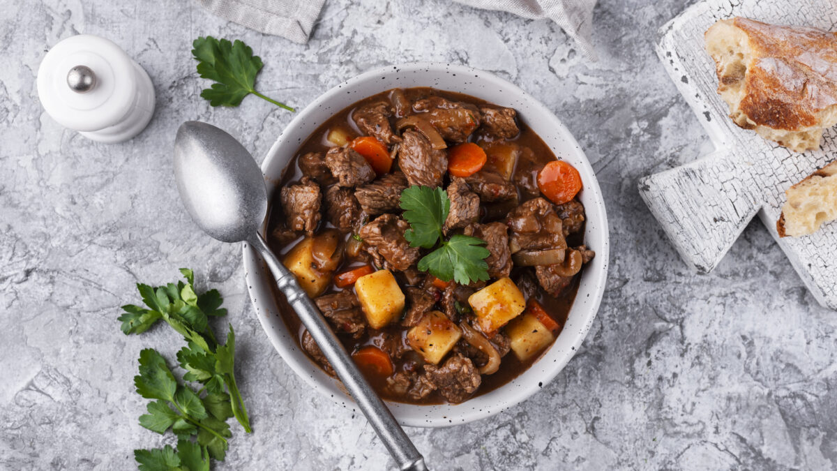 Гуляш из говядины с подливкой: тот самый вкус из детства