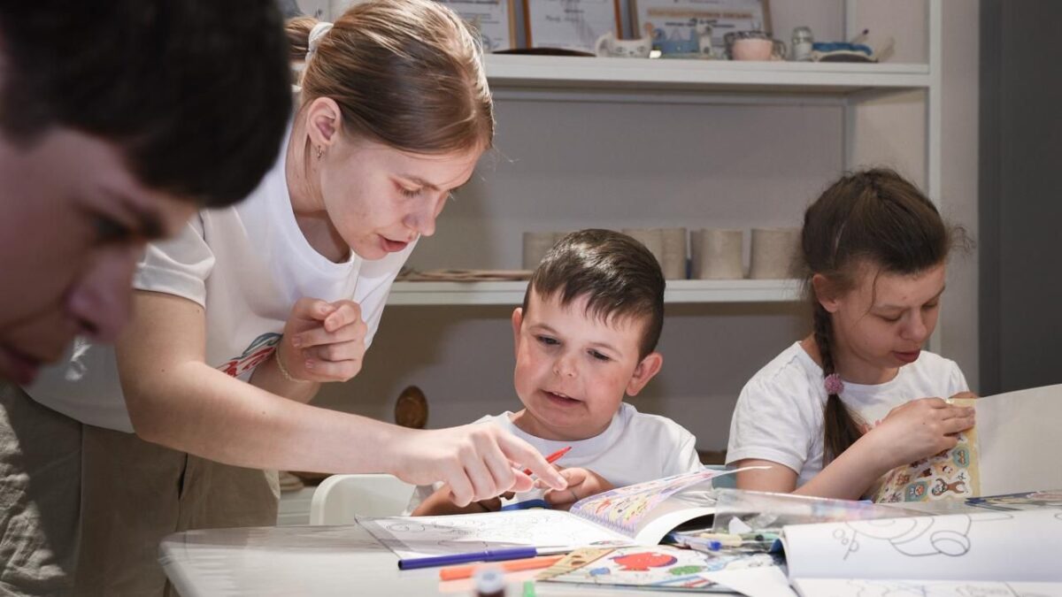 Помогают особенным детям в инклюзивном центре Казани