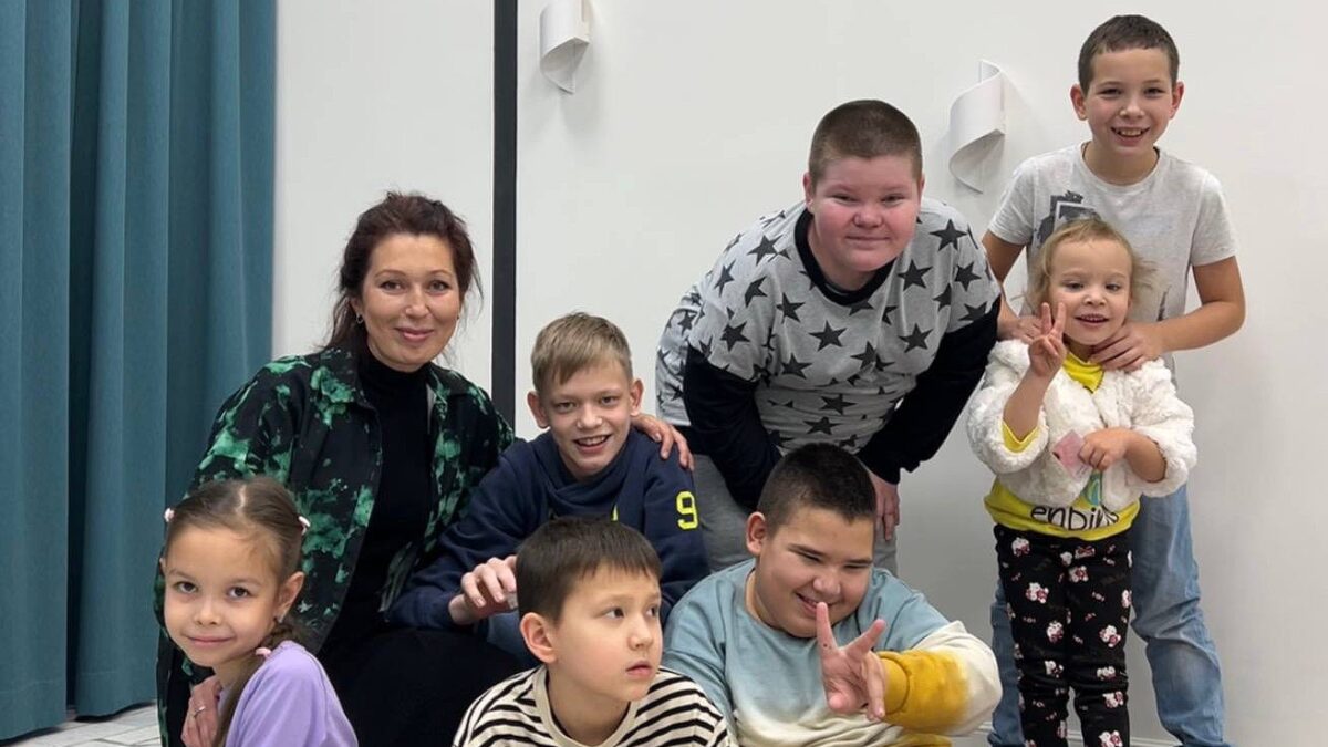 «За спиной у каждой вырастают крылья»: друзья подтолкнули режиссера на работу с особенными детьми