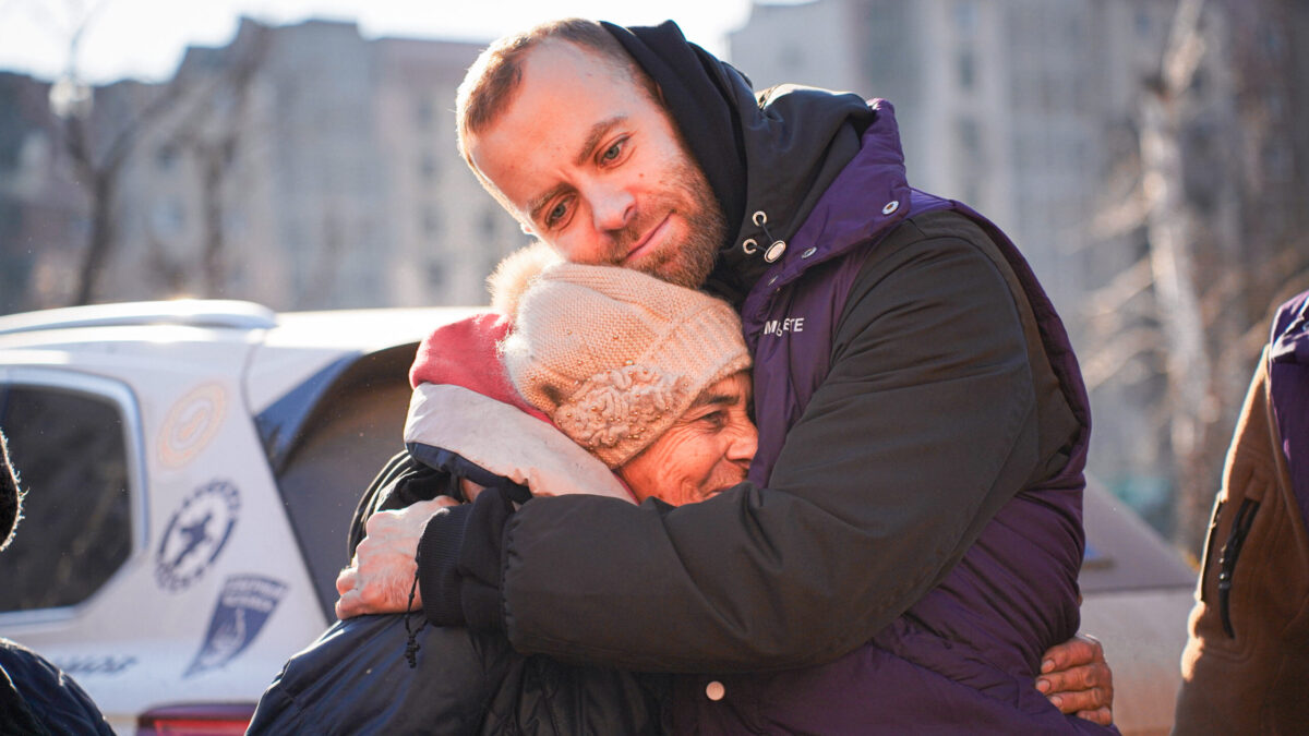В трудной жизненной ситуации зумеры и миллениалы чаще рассчитывают на помощь НКО 