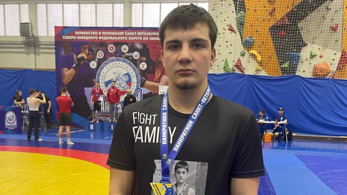 «До конца не знал, упаду или нет»: студент колледжа вытащил из тонущей машины женщину и ребёнка