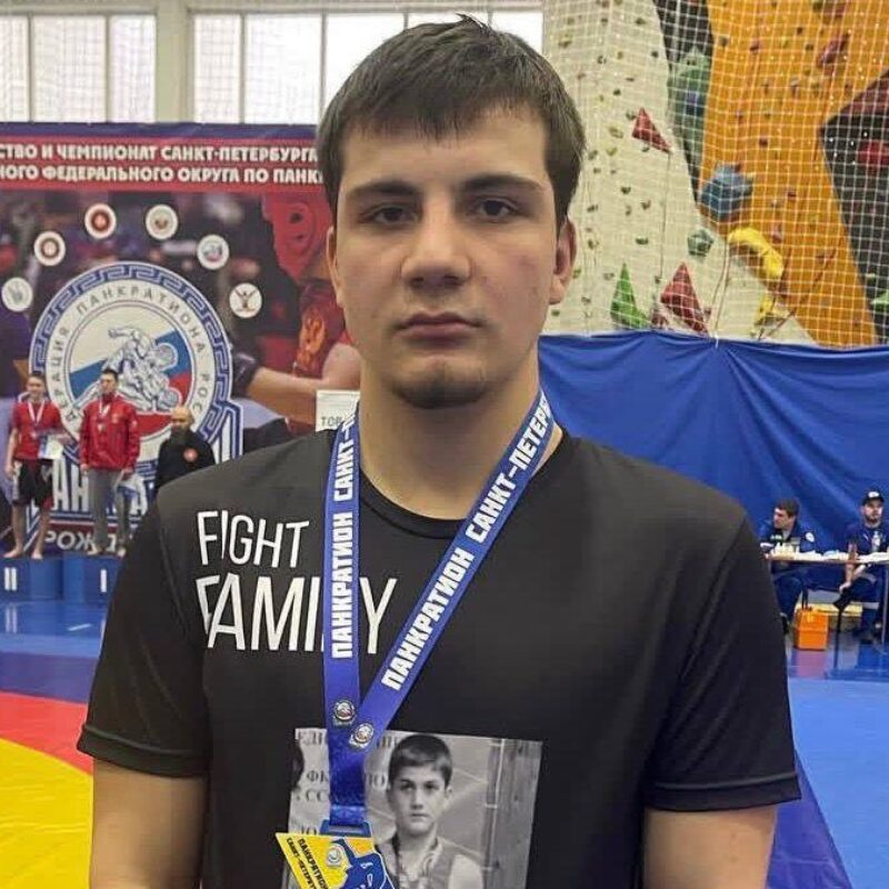 Спас тонущих мать и ребёнка: скатились в канал на машине