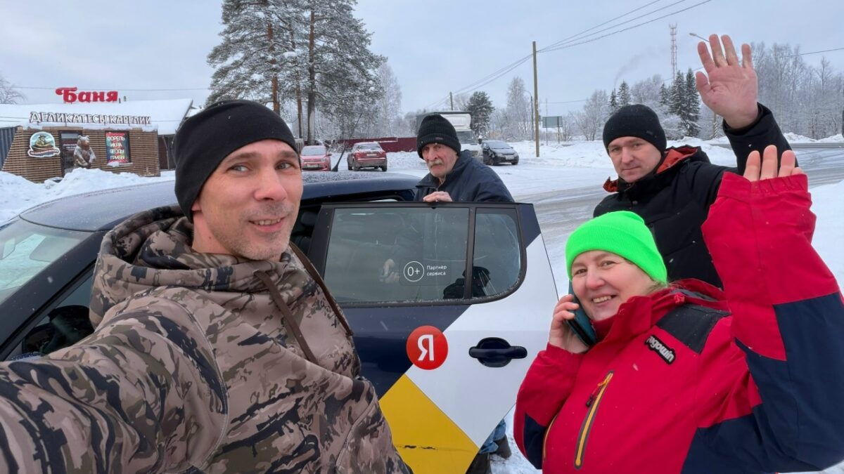 «Теперь Михаил Васильевич в тепле»: добровольцы помогли пенсионеру, которого выгнали из дома