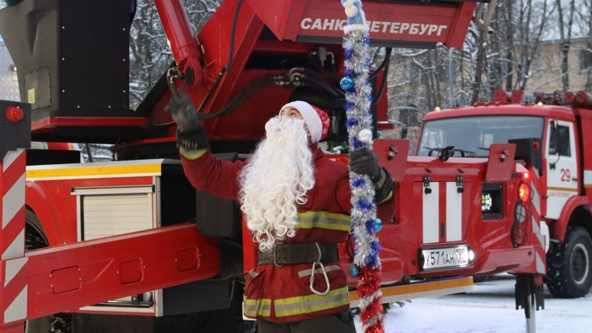 «Оставили там частичку души»: пожарные устроили новогодний праздник для воспитанников детского дома