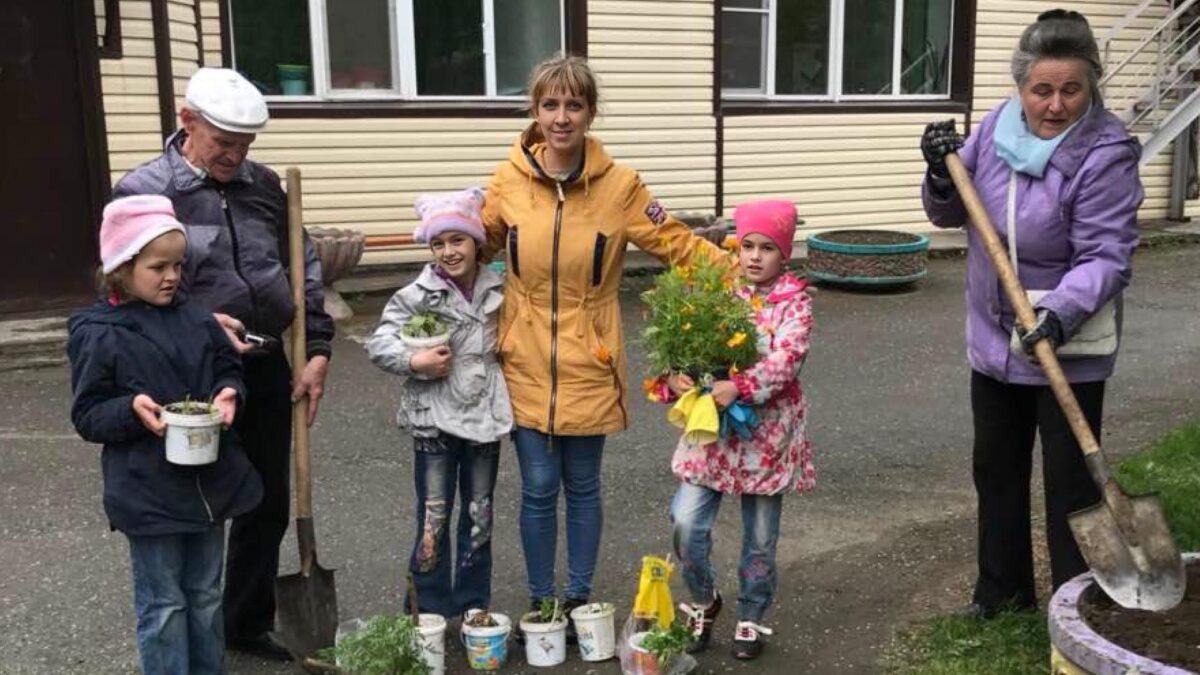 Помогает пенсионерам: жительница Урала вдохновляет пожилых