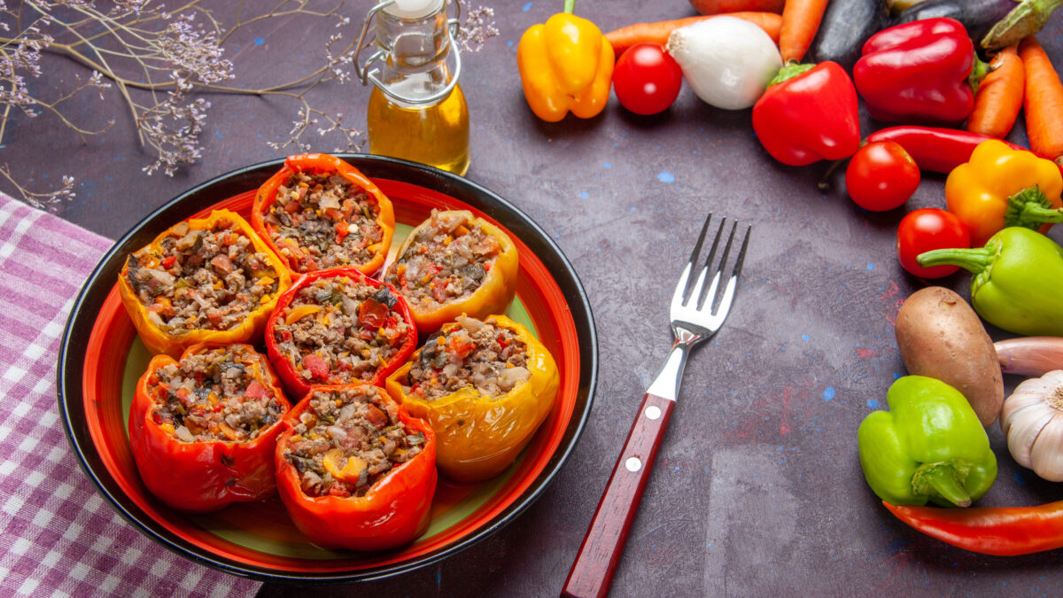 Фаршированные перцы: классический рецепт с секретом томатно-сметанной подливки