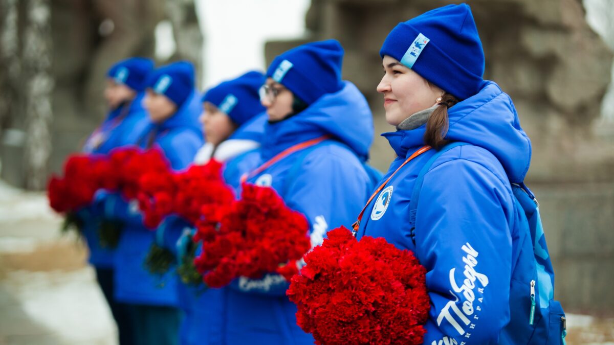 Где нужны волонтёры на День защитника Отечества: 10 вакансий с платформы Добро.рф