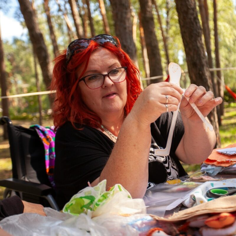 Создаёт кукол с необычной внешностью мастерица-инвалид