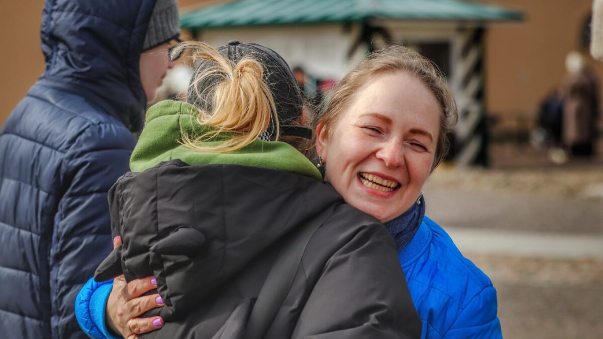 «Феникс»: как волонтёры помогают детям из сиротских учреждений поверить в себя и своё будущее