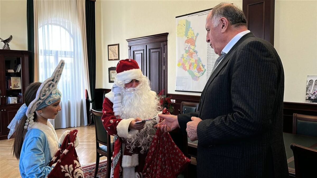 Новогоднее настроение в министерствах: «Российский детский Дед Мороз» поздравил Правительство…