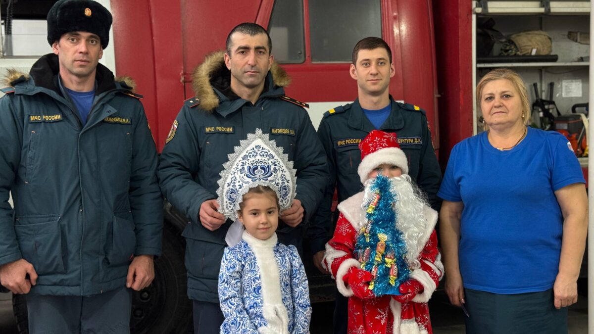 Юные волшебники Кизляра дарят праздник тем, кто работает в Новый год