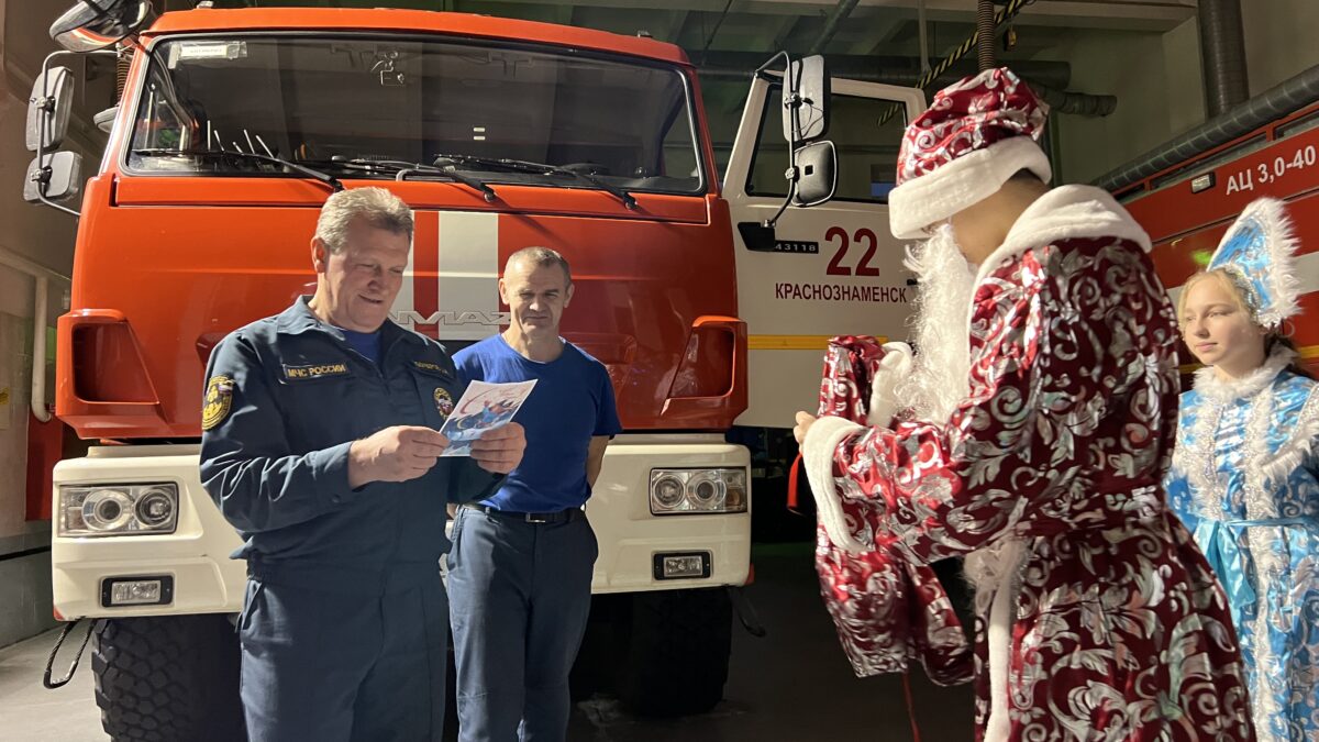 Юные волшебники поздравили пожарных и врачей, которые работали в праздники 