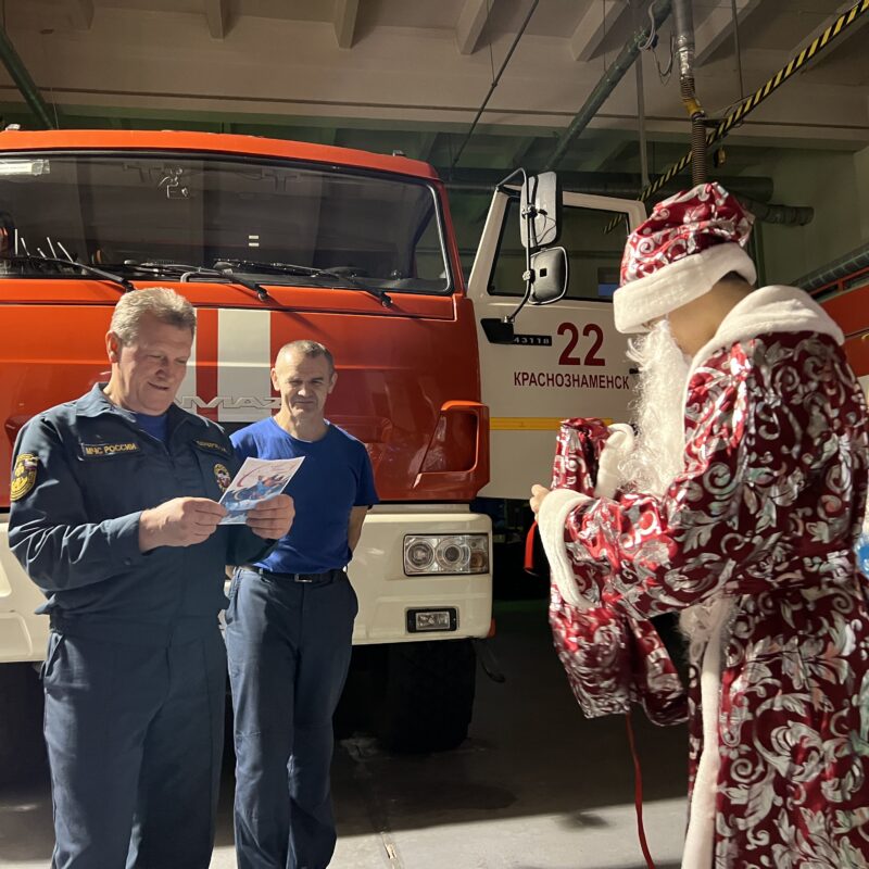 Юные волшебники поздравили пожарных и врачей, которые работали в праздники 