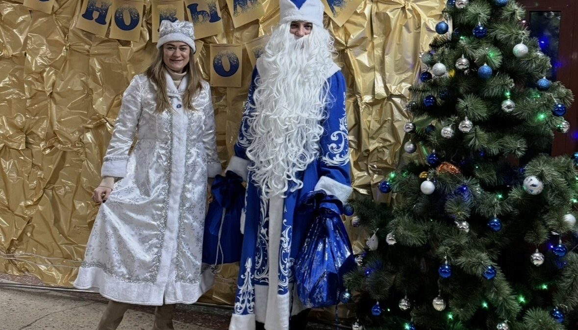 С любовью и сказкой, ваши Дед Мороз и Снегурочка