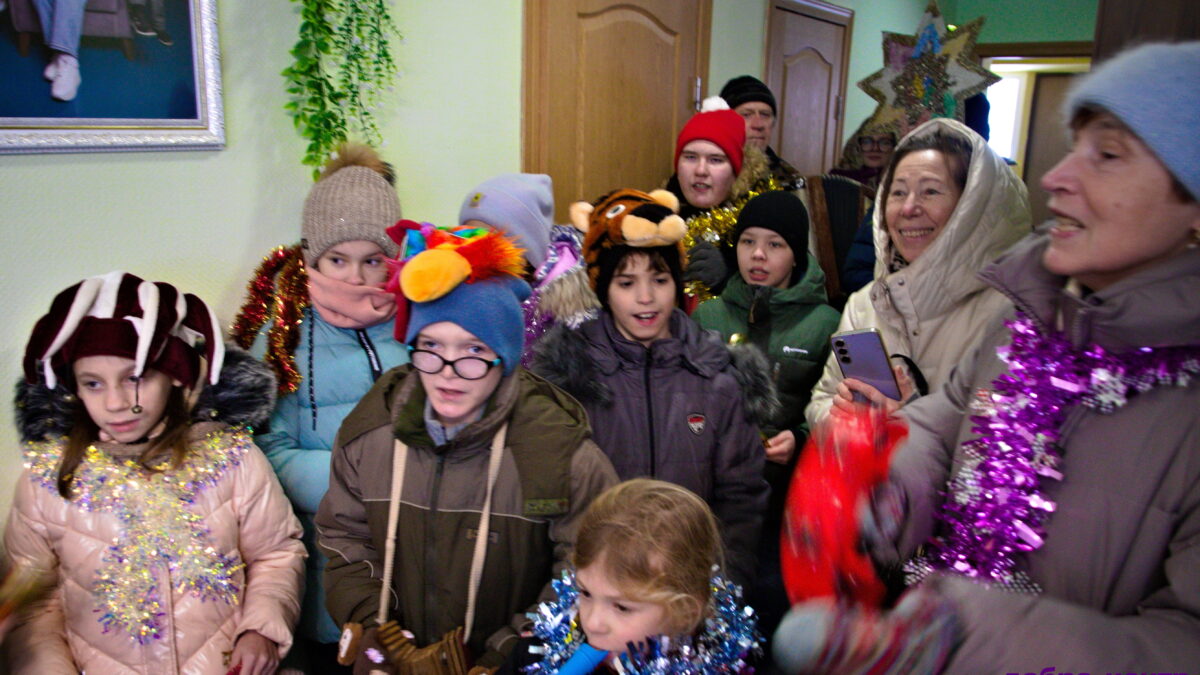 Колядовали в семейном городке для детей под опекой юные артисты