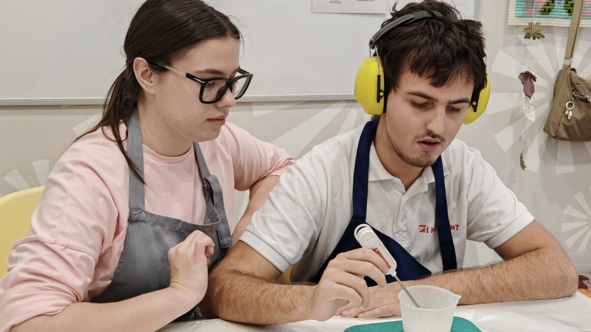 Тёплые истории в День объятий: как НКО заботятся о москвичах с особенностями здоровья