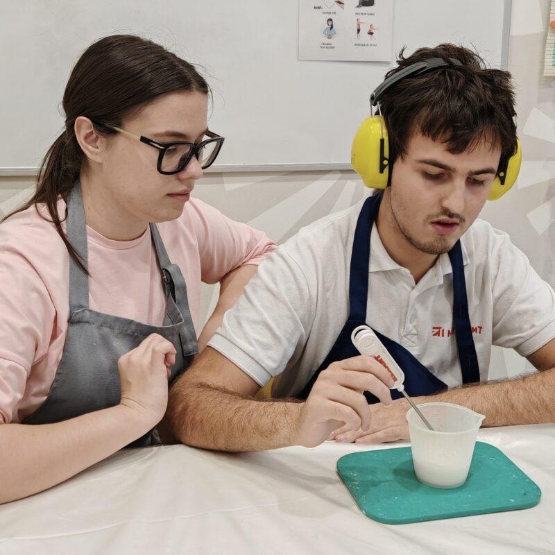 Тёплые истории в День объятий: как НКО заботятся о москвичах с особенностями здоровья