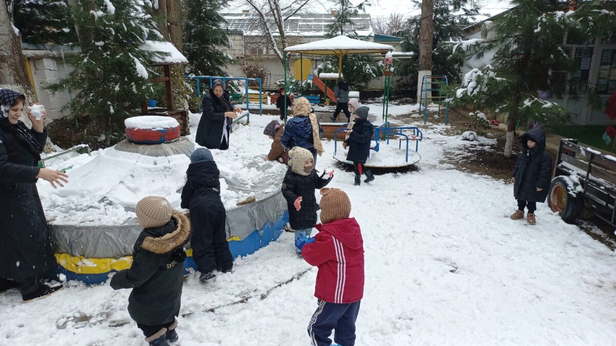  МЫ ЗИМОЙ НЕ СКУЧАЕМ, ДРУЖНО ВЕСЕЛО ИГРАЕМ!!!