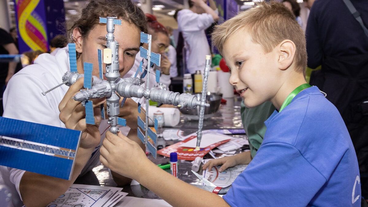 Научных волонтёров в России стало больше: исследования проводят и школьники