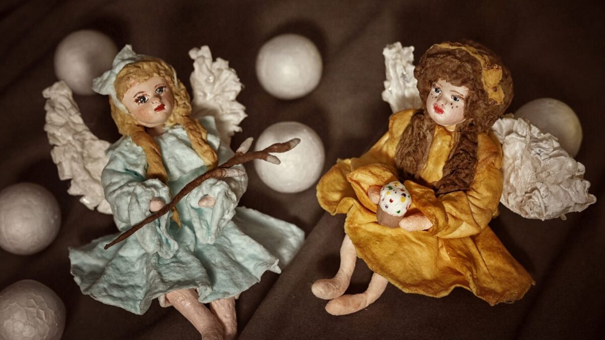 Мастерица создаёт из картона и ваты воспоминания о детстве