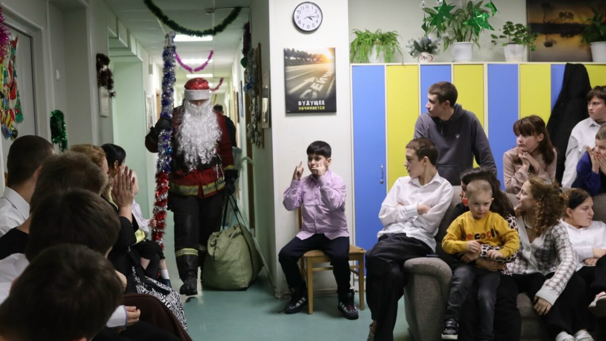 Новогоднее чудо подарили сотрудники МЧС детям-сиротам