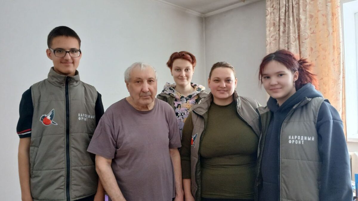 Омская Молодёжка Народного фронта поздравила ветерана труда с 80-летием и оказала помощь…