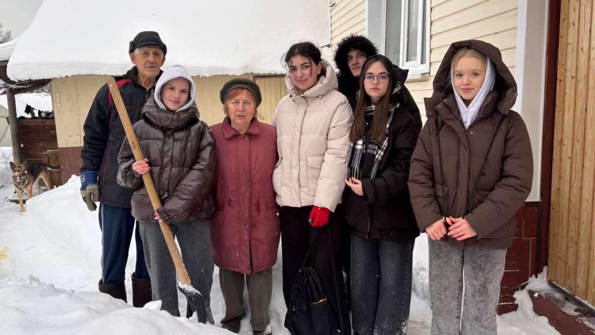 «Давайте начнём замечать друг друга»: россияне объединились в борьбе против снежного циклона