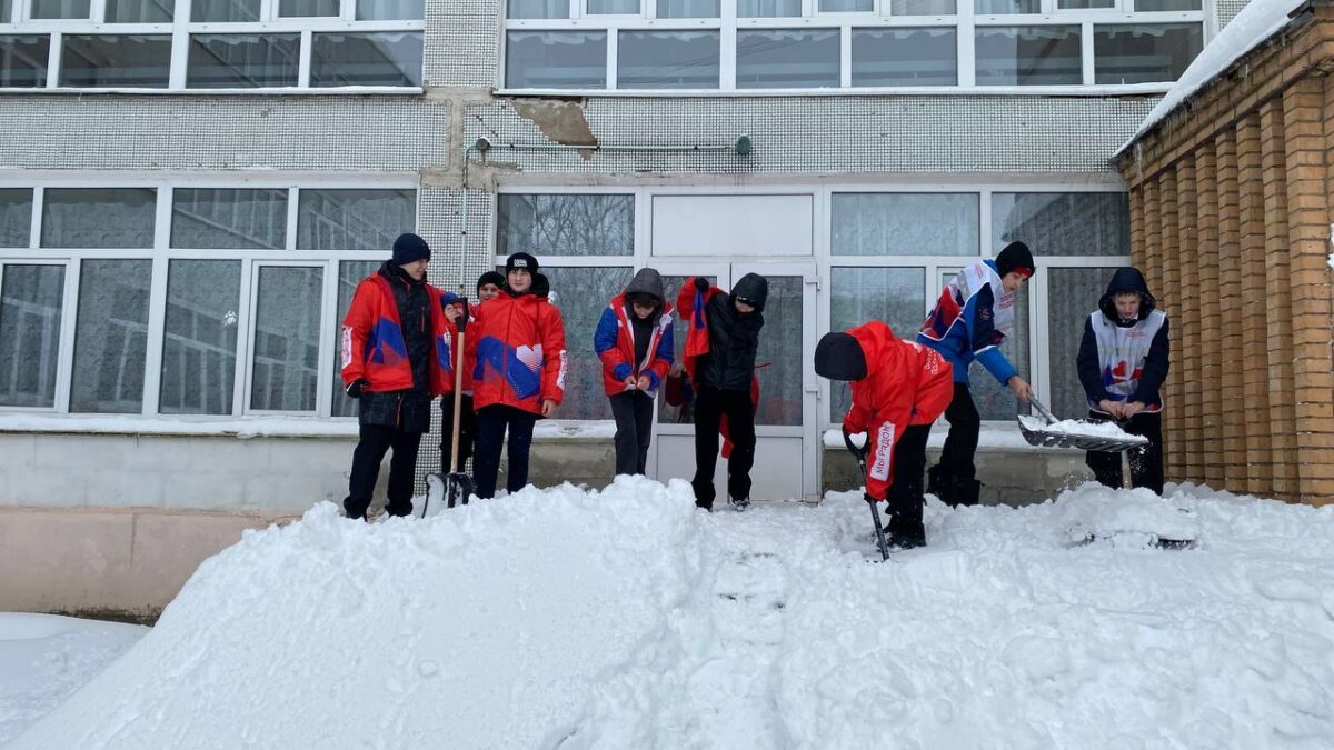 Волонтеры помогают очистить снег в МБОУ лицей №5 г.Зарайск