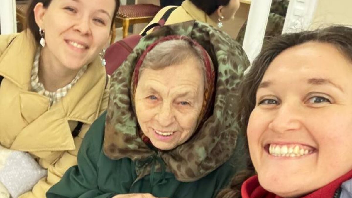 Акция ко Дню артиста сблизила волонтёра и ветеранов сцены