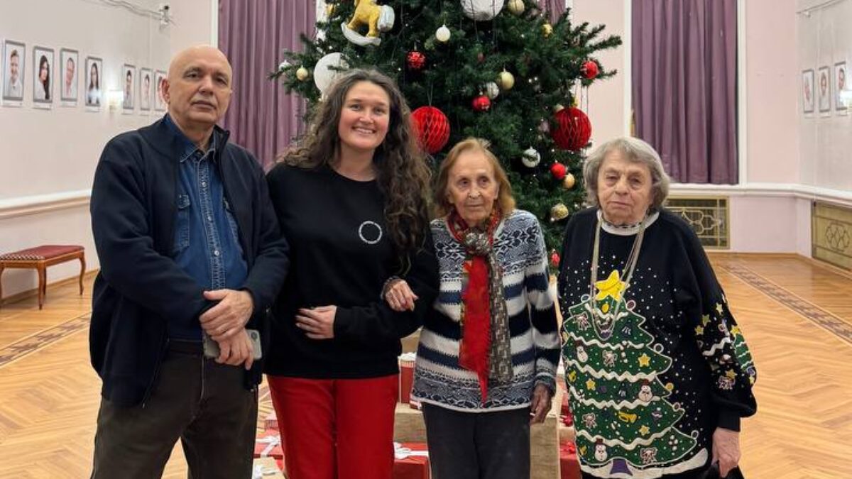 «Про этих мировых женщин нужен фильм»: волонтёр культуры из Татарстана помогает ветеранам сцены