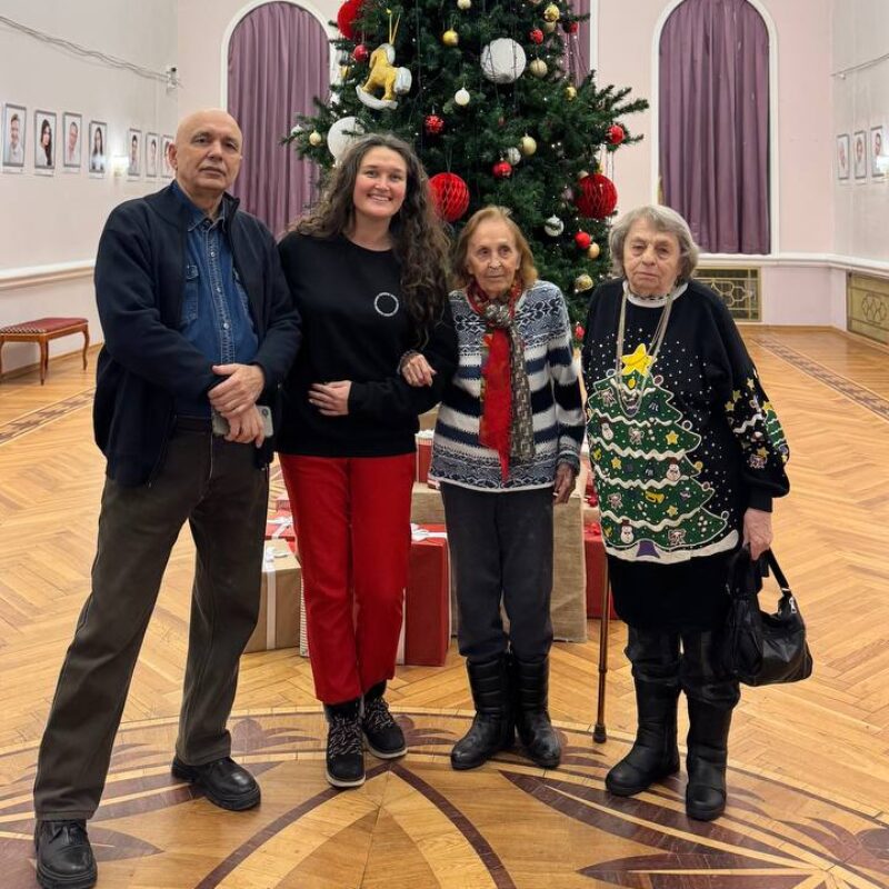 Акция ко Дню артиста сблизила волонтёра и ветеранов сцены